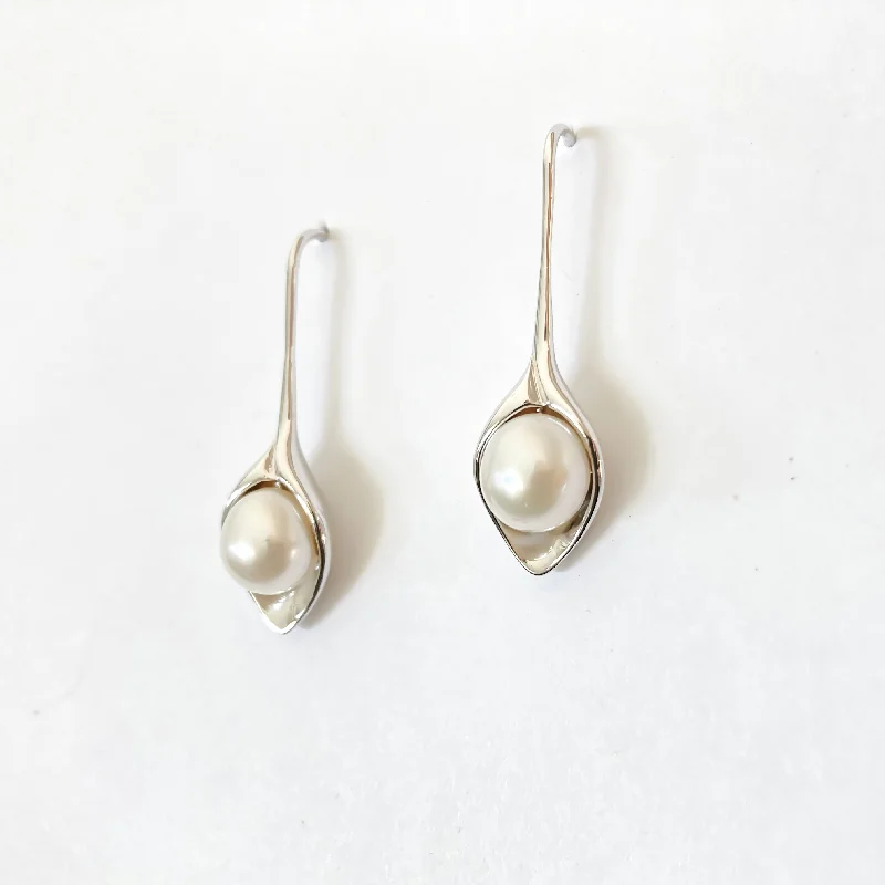 Bridal earrings for women-Lily Freshwater Pearl Earrings