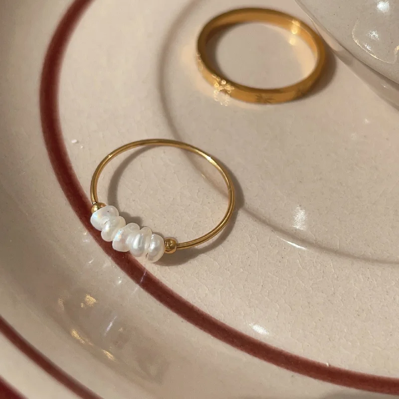 Small Pearl Fine Circle Ring Gold