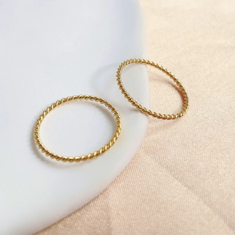 B252 Fine Twist Ring Gold